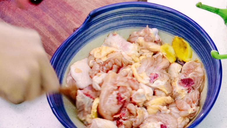 土豆香菇焖鸡,抓拌均匀腌制30分钟