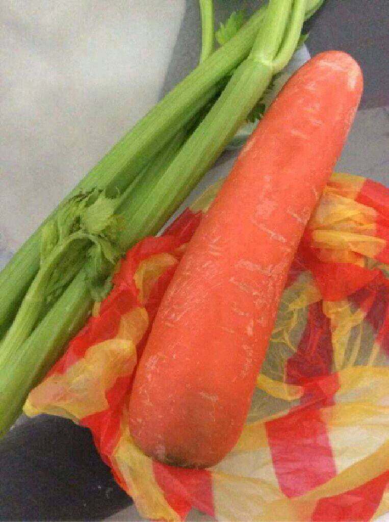 胡萝卜炒芹菜,准备好的材料。