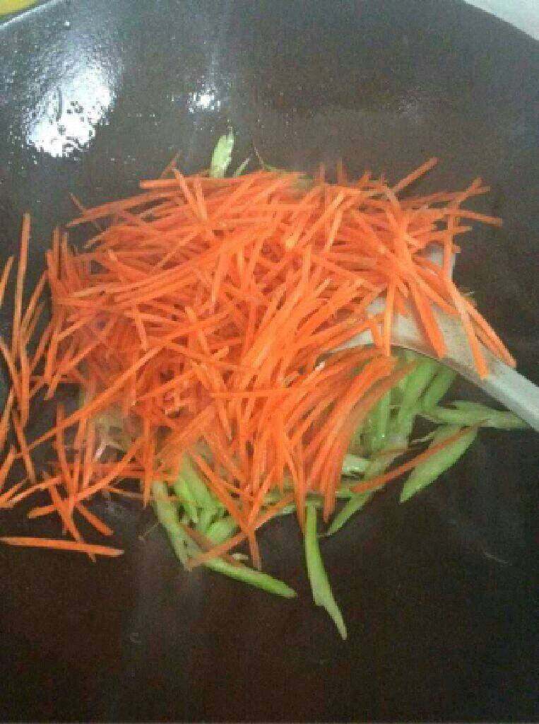 胡萝卜炒芹菜,在倒入胡萝卜丝。