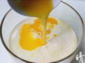 柠檬椰香麦芬,鸡蛋打散，加入牛奶和熔化后稍冷却的黄油，拌均