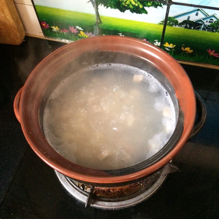 冬季进补之【奶香芋头山药菠萝粥】,如图煮开后转小火慢慢熬煮半个小时