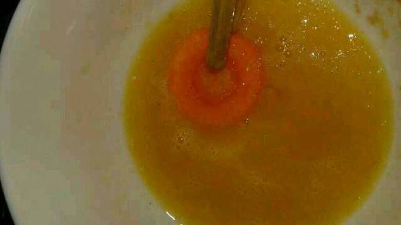 自创【炸胡萝卜饼】,把切好的胡萝卜放在蛋液里裹一下。