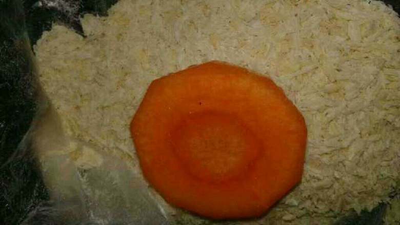 自创【炸胡萝卜饼】,在放进面包康里裹一下。
