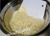 酸奶油乳酪蛋糕棒 ,一边切一边搅拌，边按压，直到拌匀面粉成颗粒状