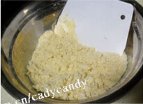 酒渍山楂乳酪蛋糕 ,一边切一边搅拌，边按压，直到拌匀面粉成颗粒状