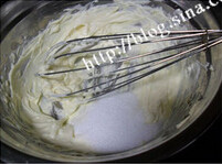 酒渍山楂乳酪蛋糕 ,加入细砂糖搅拌至顺滑无颗粒的状态