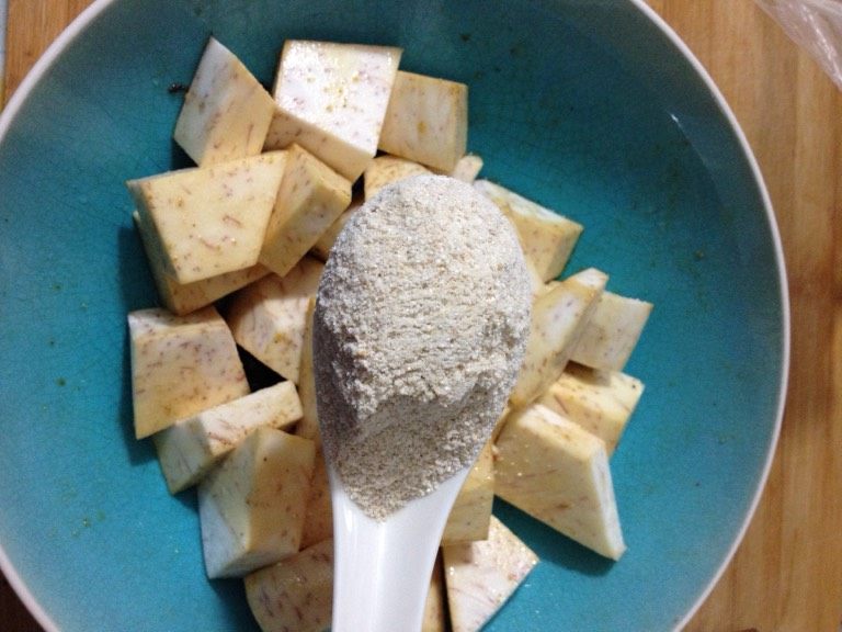 粉蒸芋头,如图腌制半个小时后再加入，米粉，这样的勺加了四勺