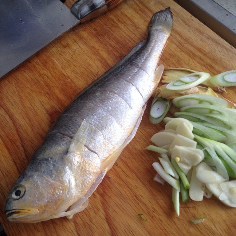 黄豆酱焖黄花鱼,如图鱼身切斜刀至鱼骨