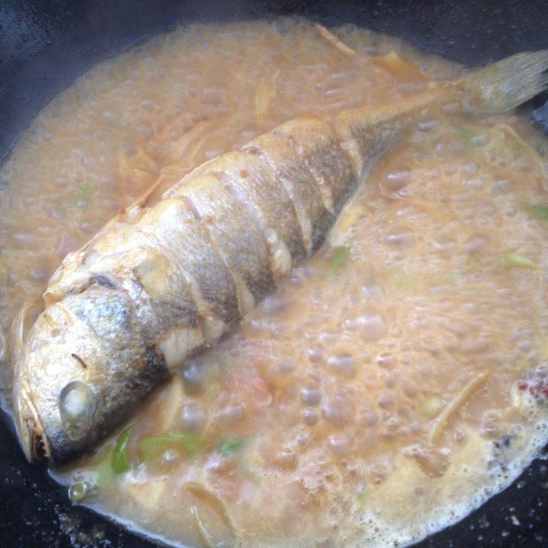 黄豆酱焖黄花鱼,如图加水至鱼身一半，中火炖焖，大火收汁到一半的量