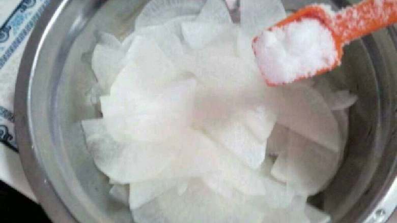 自创【酸萝卜花】,放适量盐一下。