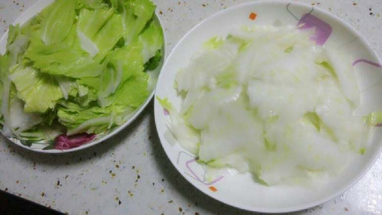 醋溜白菜,菜叶撕成块，菜根用刀片成斜薄片。