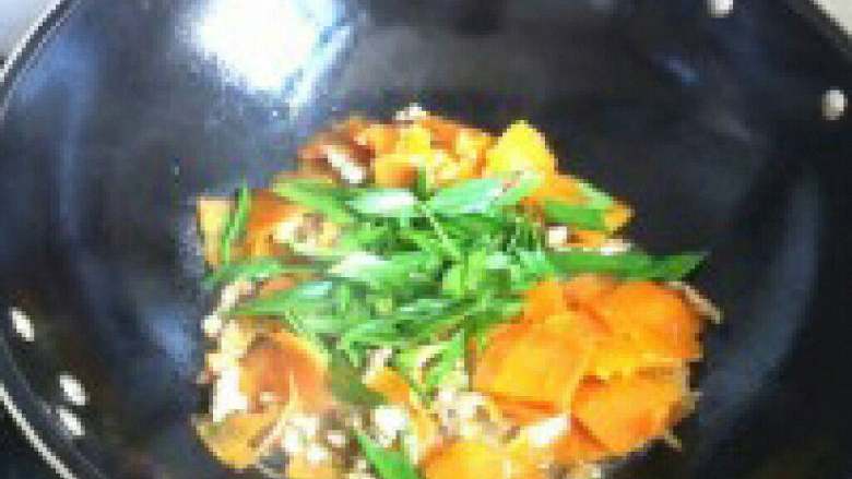 胡萝卜片炒肉丝,在加入蒜苗翻炒一下就可以出锅了。