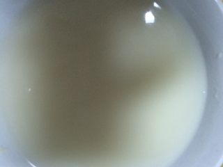冰花牛肉马蹄水煎饺,如图将约30克的面粉，用100毫升水稀释，搅匀不要留有面疙瘩
