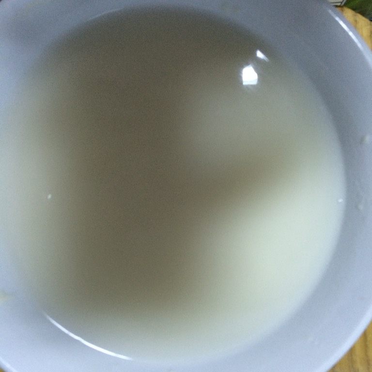 冰花牛肉马蹄水煎饺,如图将约30克的面粉，用100毫升水稀释，搅匀不要留有面疙瘩