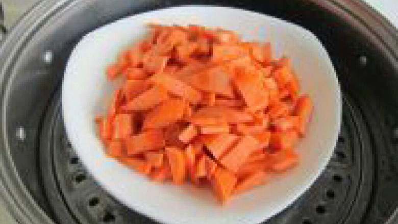 炸胡萝卜空心饼,把胡萝卜放进蒸锅里蒸熟。