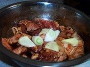 日式照烧鸡腿,再加入葱姜料酒后抓拌均匀。腌制1小时以上