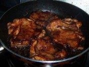 日式照烧鸡腿,把腌好的鸡腿肉，皮朝下放入锅中。 煎至一面结痂后翻面，再煎另一面。