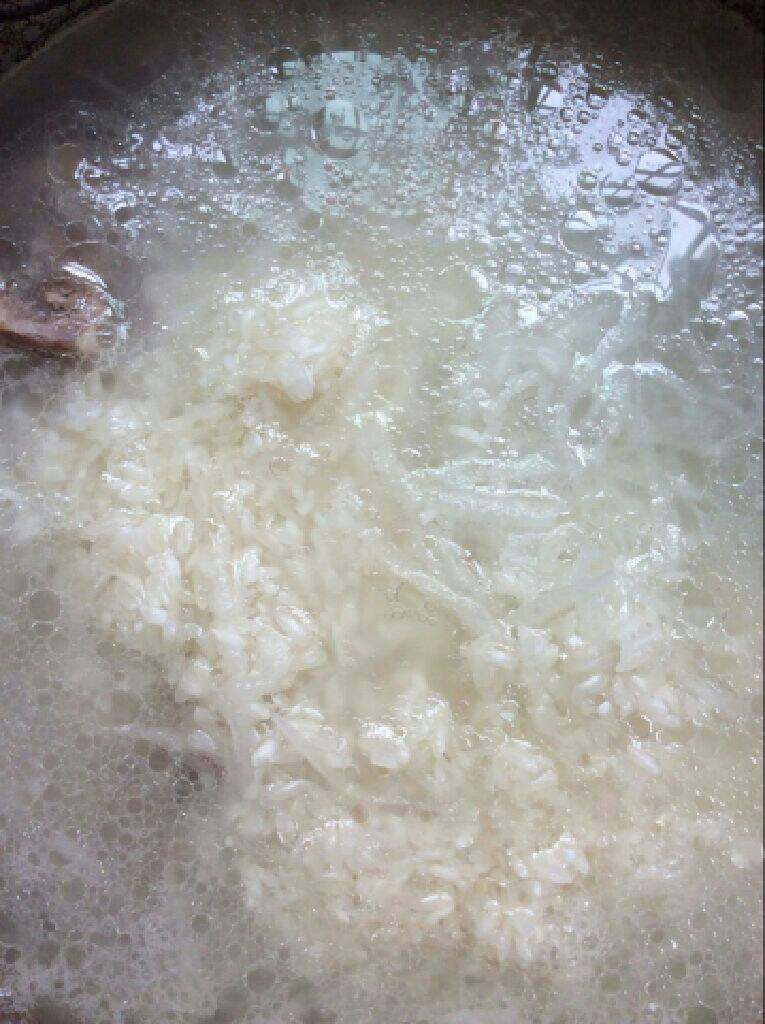 萝卜筒骨粥,等猪筒骨好了排掉气以后放入萝卜丝和大米，跟平时煮粥一样煮熟就可以了