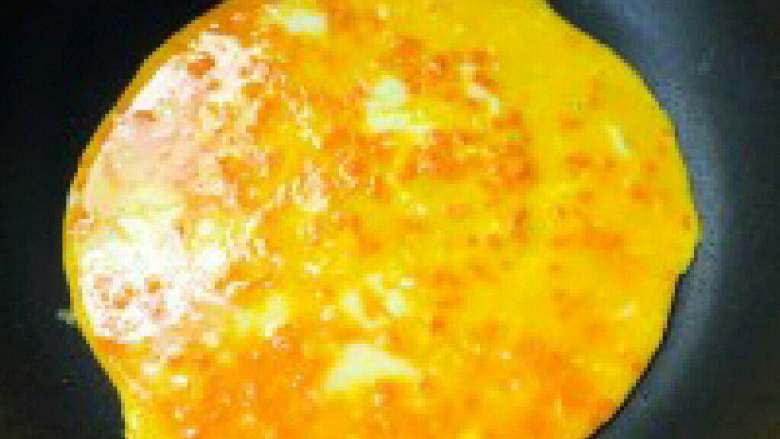胡萝卜鸡蛋卷,锅里放适量油，把搅拌好的材料倒进锅里用小火慢慢焦。