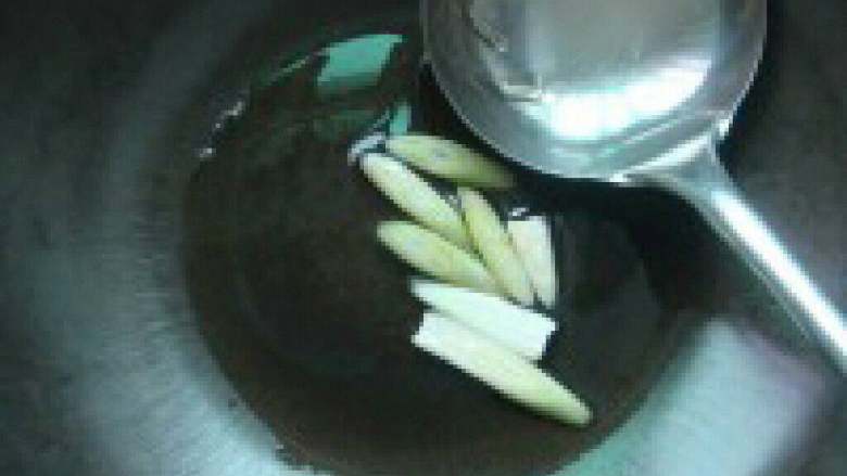 养生菜【素炒胡萝卜丝】,锅里放油放入葱白爆出香味。