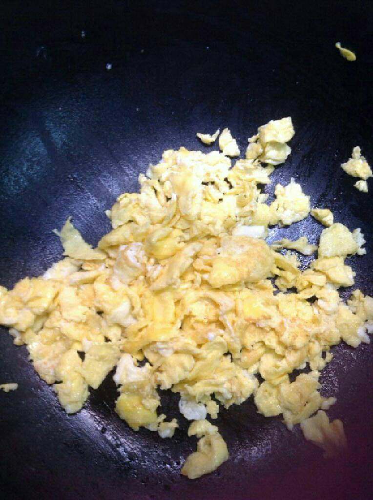 油菜心蛋炒饭,锅入油，倒蛋液煎，用锅铲铲碎