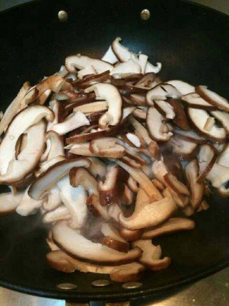 鲜香菇滑肉丝,倒入香菇翻炒