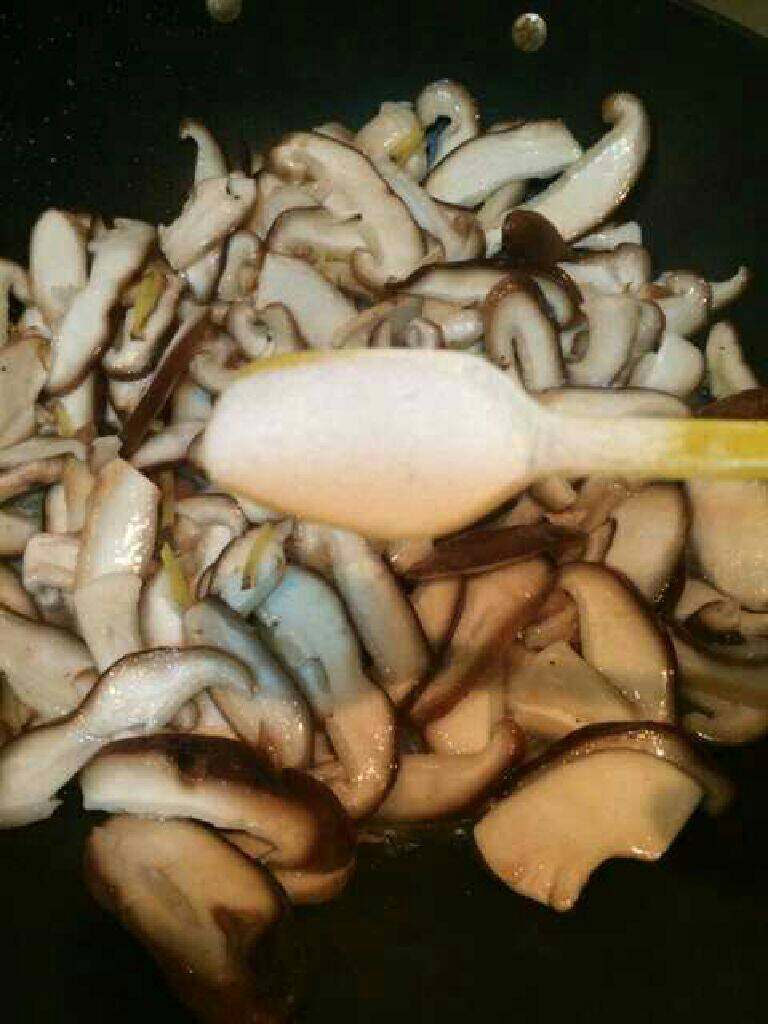 鲜香菇滑肉丝,香菇会出好多水，加点盐