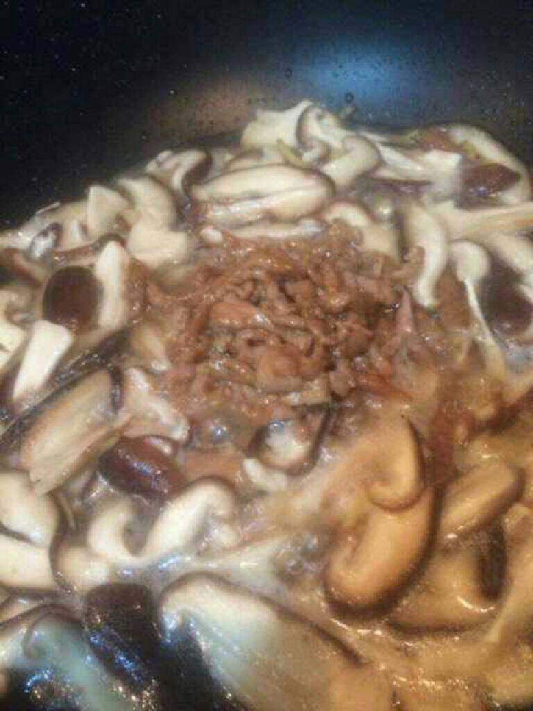 鲜香菇滑肉丝,倒入瘦肉丝炒炒起锅。