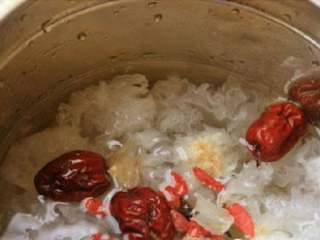 养颜汤,银耳最好先在水中泡15分钟，选材不要超级白的银耳，银耳不是约白越好，把所有的辅料都丢进锅里就好了。