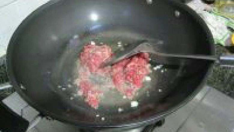 白萝卜丝炒肉末,放适量肉末翻炒。
