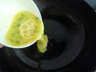 胡萝卜丝炒鸡蛋,锅里放入适量油把搅拌好的鸡蛋放进去炒。