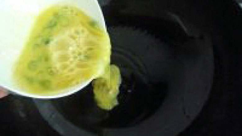 胡萝卜丝炒鸡蛋,锅里放入适量油把搅拌好的鸡蛋放进去炒。