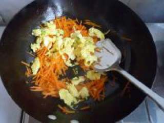 胡萝卜丝炒鸡蛋,在炒好的鸡蛋倒进去一起翻炒。