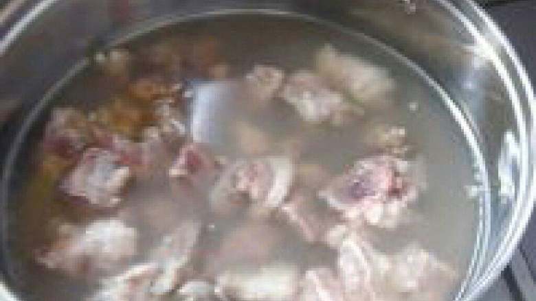 白萝卜煲牛肉汤,锅里烧水开后把牛肉放进去焯一下水，捞出来。