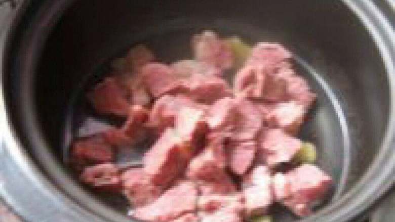 白萝卜煲牛肉汤,锅里从新烧水把焯过水的牛肉倒进去。