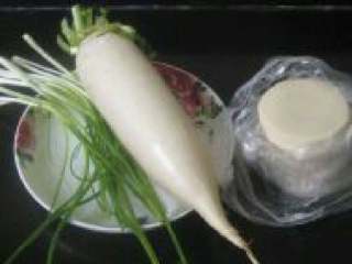 白萝卜馅饺子,准备好的材料萝卜1个，葱1把，饺子皮适量。