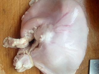 肚包鸡,除枸杞，将其他佐料分一半塞入鸡肚，将鸡塞入猪肚，用线将猪肚口系住，怀胎罗。。