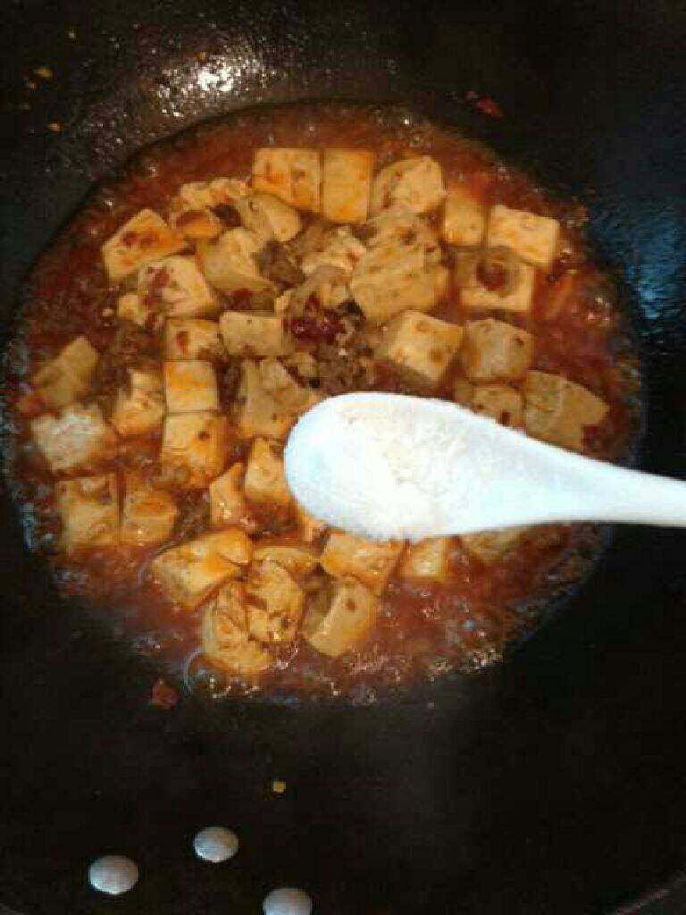 （麻辣香）麻婆豆腐,待汁收的差不多干，加入盐和生抽翻炒
