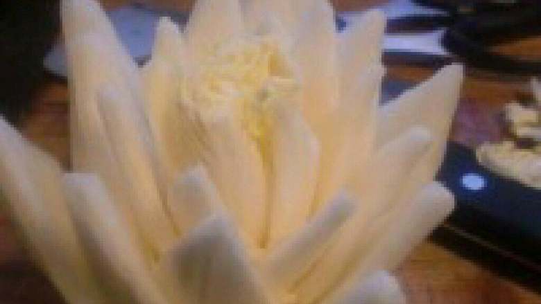 【莲花白菜包】白菜的三种形态,3. 切下来的白菜根每片叶子修剪成 近似三角形的花瓣，洗净 这就做成 了白菜的第一种形态：莲花。
