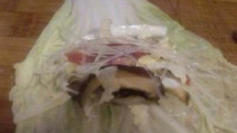 【莲花白菜包】白菜的三种形态,10. 像包春卷一样包起来。收口朝下 放在盘子中。