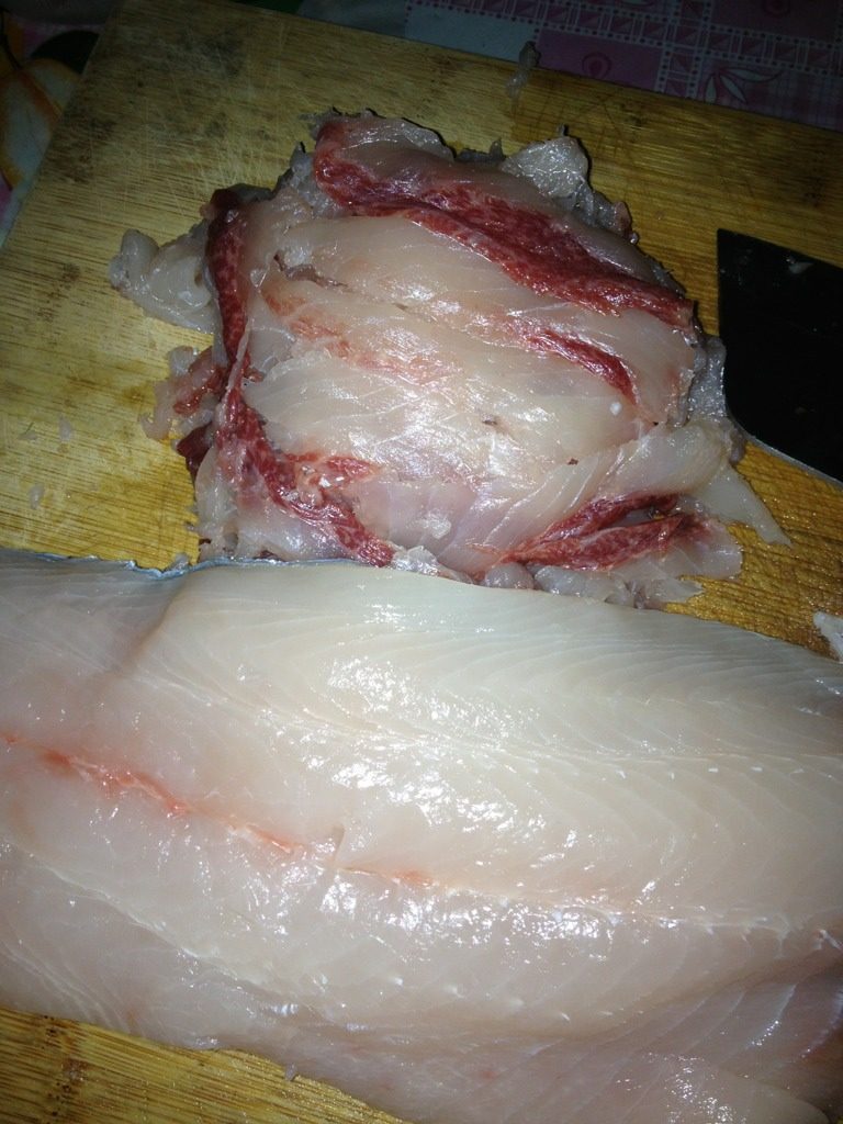 鱼肉豆腐水饺,鱼去头留鱼身 从鱼肚处将鱼刨开两半 鱼肉切片 切片时注意剔除鱼刺 