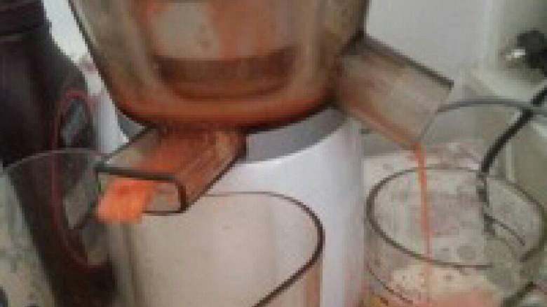 胡萝卜苹果汁,把切好的胡萝卜和苹果都倒进榨汁机里。