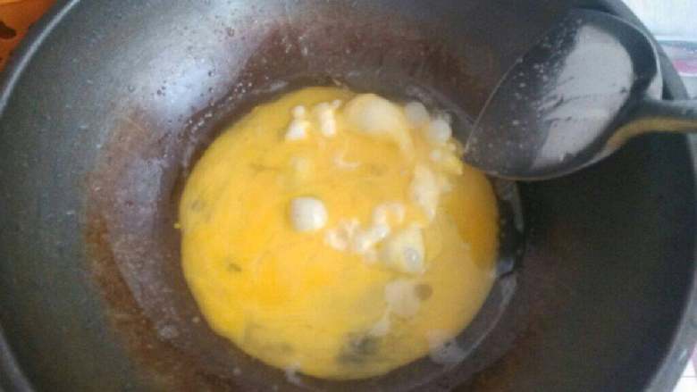 胡萝卜炒蛋,锅里放油，倒入鸡蛋液