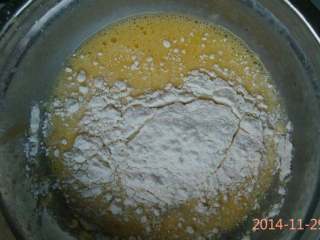 香菜火腿煎蛋,加入一点面粉搅拌均匀。