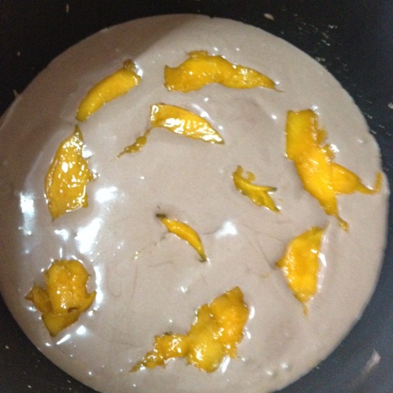 朱古力芒果-奇异果夹心慕斯蛋糕,铺上两层芒果片
