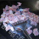 香菇鸡煲饭,然后拿出鸡皮，放入切好的鸡腿肉翻炒。