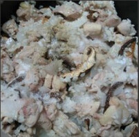 香菇鸡煲饭,再倒入一碗半的鸡汤，用筷子搅拌均匀。插电煮饭即可。
