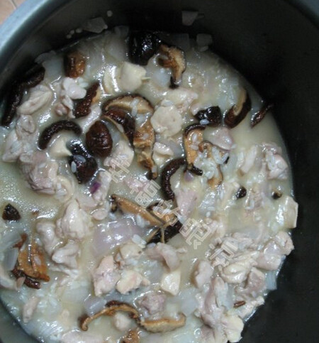 香菇鸡煲饭,电饭锅自己煮熟后，拔除电源再焖20分钟以后就可以开吃了。