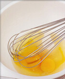 马拉糕,全蛋+细砂糖混合，用打蛋器一个方向搅打，至糖全部融化