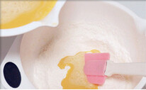 马拉糕,将蛋奶液慢慢分次倒入粉中，用橡皮刮刀搅拌均匀